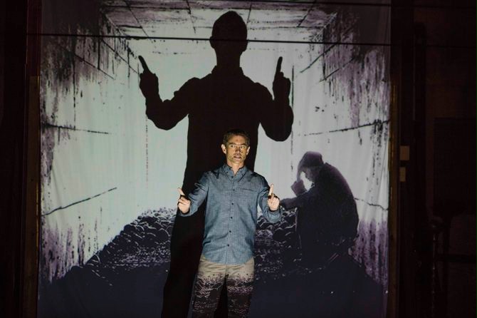 FOTO: Aaron Paul i Hugh Dancy w serialu Hulu