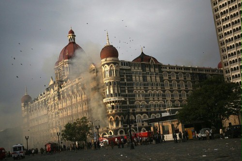 Dev Patel i Armie Hammer wśród zakładników w hotelu "Taj Mahal"