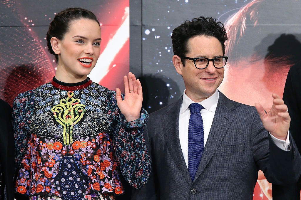 Daisy Ridley trzyma się J.J. Abramsa
