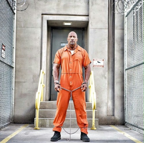 FOTO: Dwayne Johnson idzie do więzienia