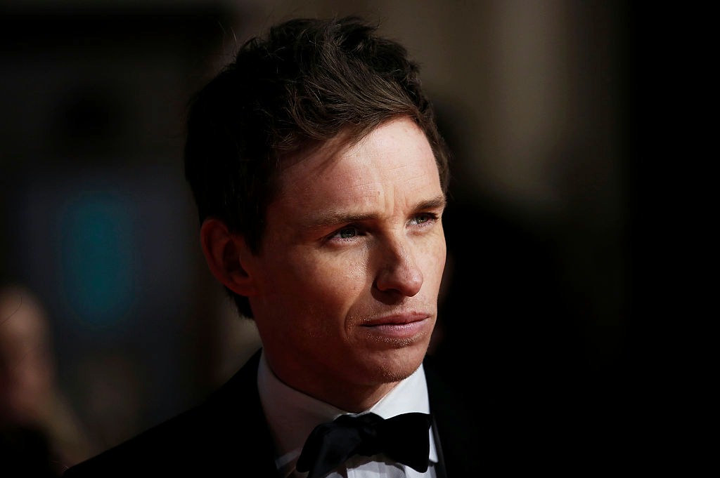 Eddie Redmayne spr&oacute;buje za wszelką cenę wygrać z Thomasem...