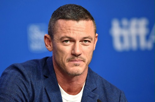 Luke Evans oślizgłym właścicielem klubu dla pan&oacute;w