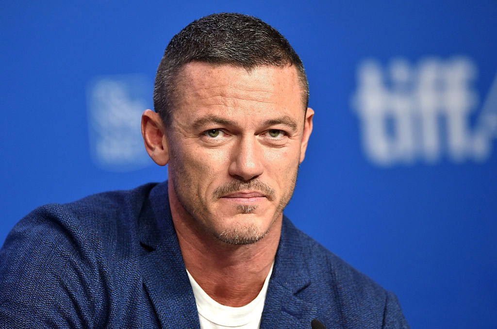 Luke Evans oślizgłym właścicielem klubu dla pan&oacute;w