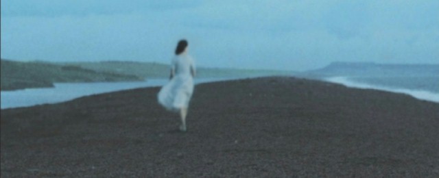 Billy Howle na plaży Chesil z Saoirse Ronan