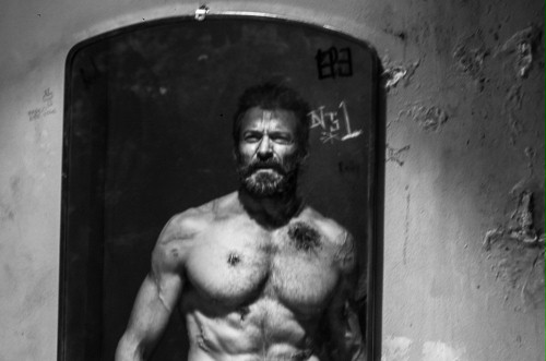 FOTO: Niewyraźny Hugh Jackman jako Logan