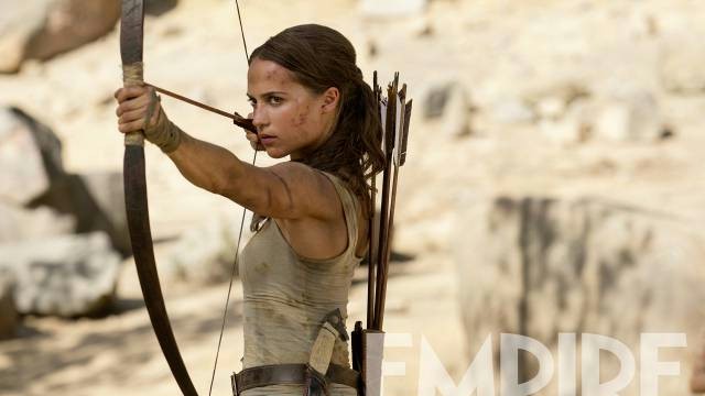 FOTO: Lara Croft mierzy z łuku