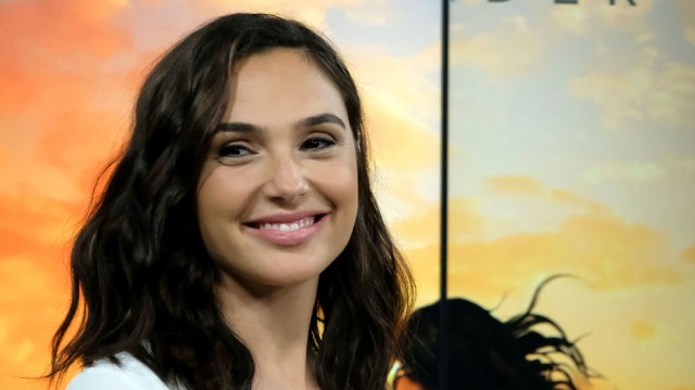 Gal Gadot pomoże Bradleyowi Cooperowi spenetrować głębinę