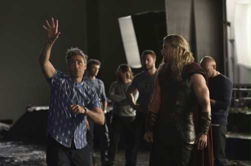 thor-ragnarok-chris-hemsworth-taika-waititi.jpg