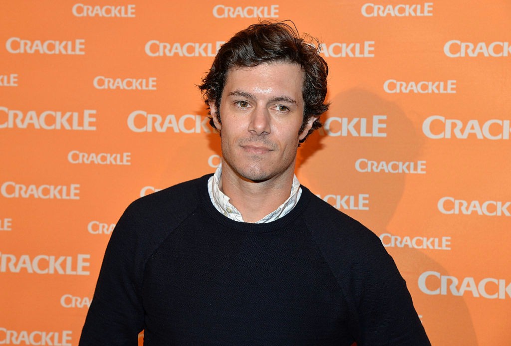 Adam Brody spr&oacute;buje rozwiązać zagadkę morderstwa