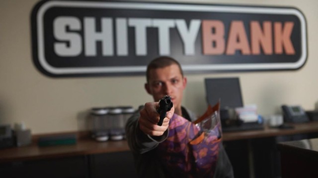 FOTO: Tom Holland z bronią w oddziale Shitty Banku