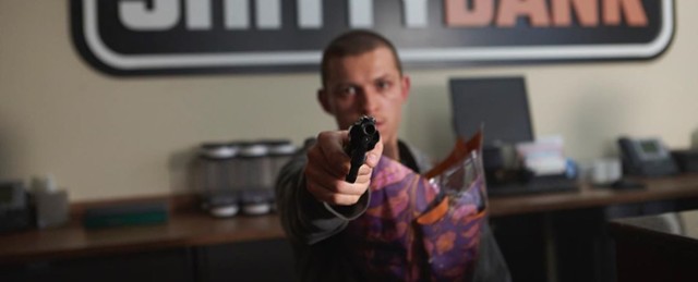 FOTO: Tom Holland z bronią w oddziale Shitty Banku