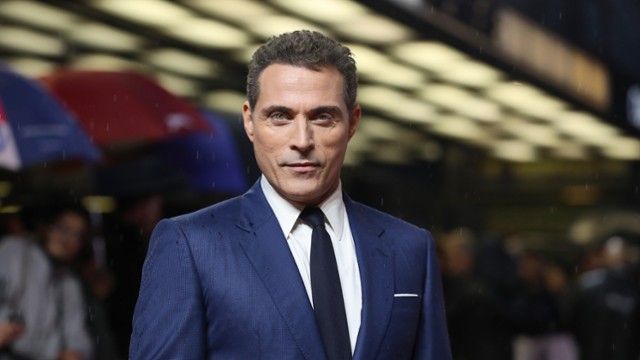 Rufus Sewell ojcem Elvisa