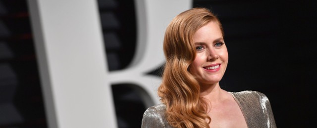 Amy Adams świeżo upieczoną matką, której wydaje się, że jest psem