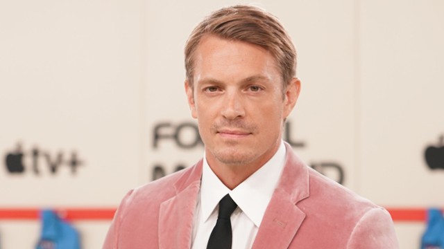 Joel Kinnaman ukrytym gejem w biografii gracza NFL