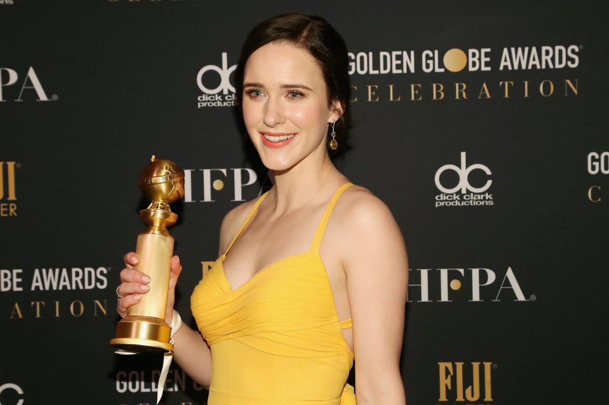 BIULETYN: Rachel Brosnahan w westernie z Waltzem i Dafoe - Filmweb