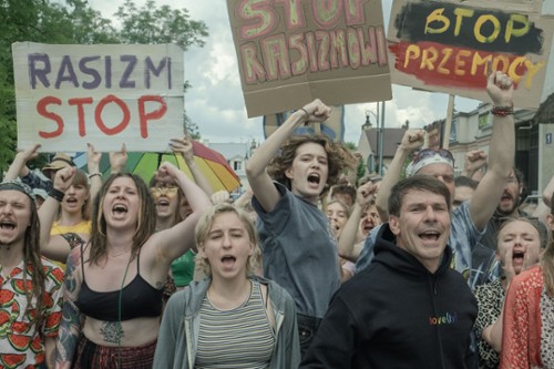 Komedia o zabarwieniu narodowo-tęczowym z nowymi plakatami