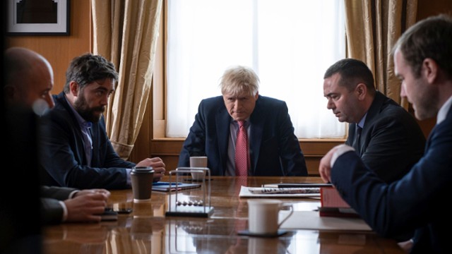 Kenneth Branagh jako Boris Johnson w "This England" na Viaplay