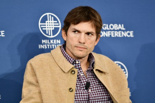 Ashton Kutcher kontynuuje pokutę za obronę gwałciciela Danny'ego...