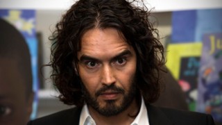 Fani spiskowych teorii lubią to. Russell Brand przerwał milczenie
