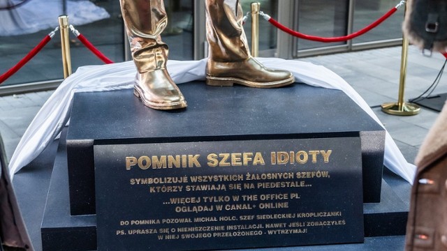W Warszawie stanął pierwszy w Polsce pomnik szefa idioty