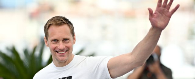 Alexander Skarsgård cmoknął Pedro Pascala na premierze...