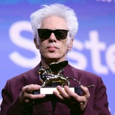 Wenecja 2025: Jim Jarmusch zaskoczony. Zdobył Złotego Lwa za film "Father Mother Sister Brother"