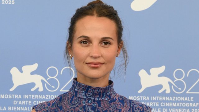 Alicia Vikander i Keira Knightley w satyrze na bogaczy