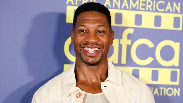 Skasowany Jonathan Majors wraca i walczy z islamskimi...