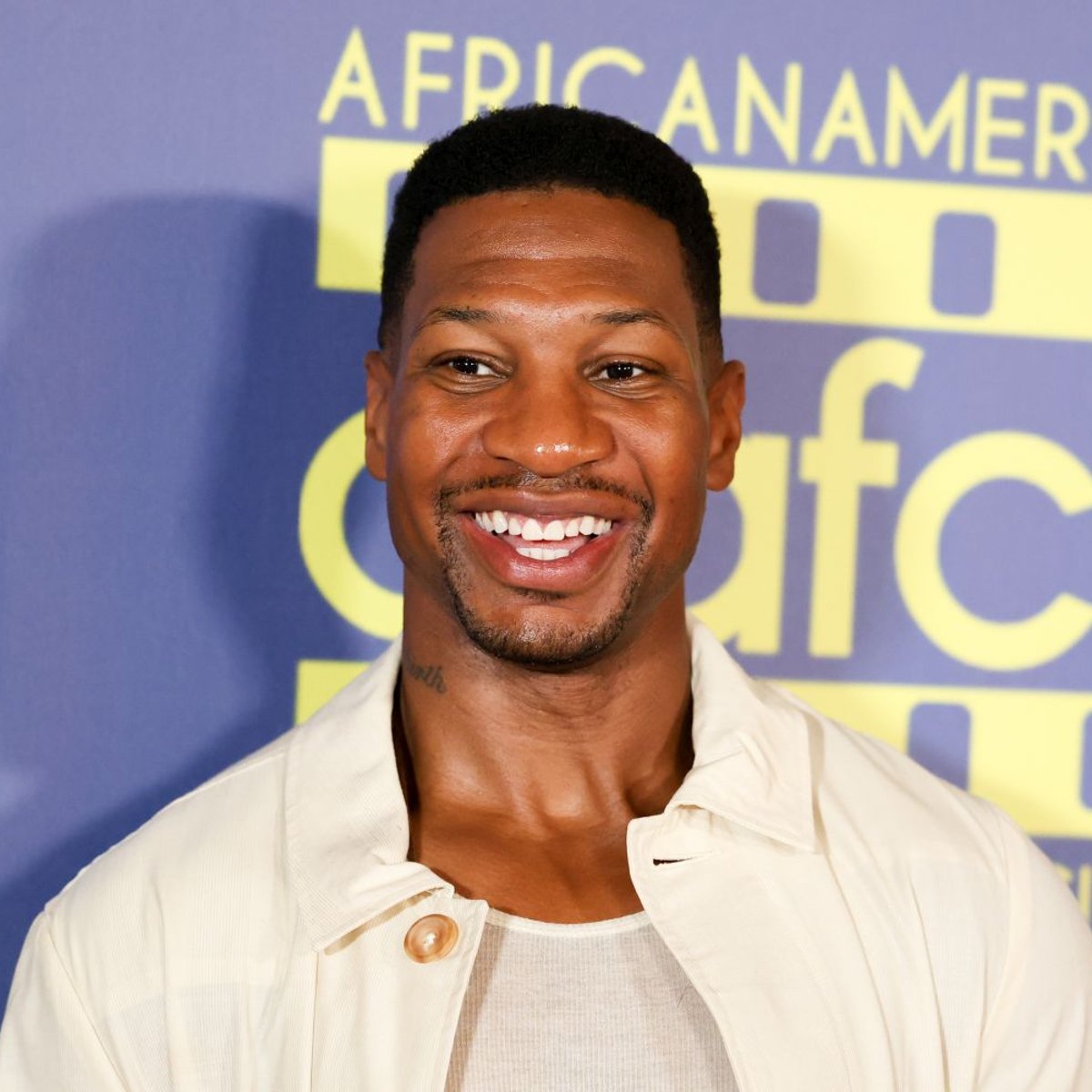 Jonathan Majors wraca w filmie Daily Wire o islamskich terrorystach na kampusie