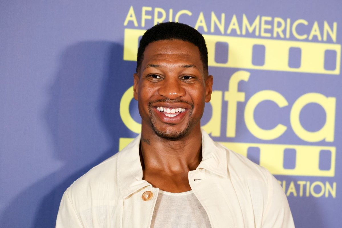 Skasowany Jonathan Majors wraca i walczy z islamskimi terrorystami