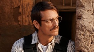 Joel Kinnaman poluje na Saddama Husajna w zwiastunie serialu