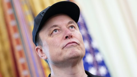 Elon Musk dostał szału. Obelgi, teorie spiskowe, obraźliwe grafiki