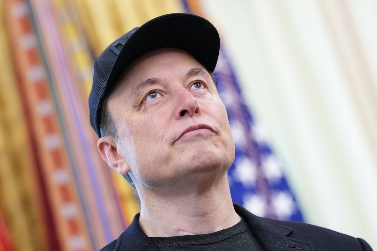 Elon Musk dostał szału. Obelgi, teorie spiskowe, obraźliwe grafiki