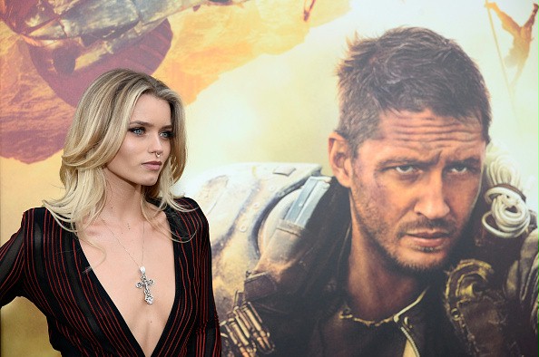 Abbey Lee p&oacute;jdzie na służbową imprezę z Jennifer Aniston