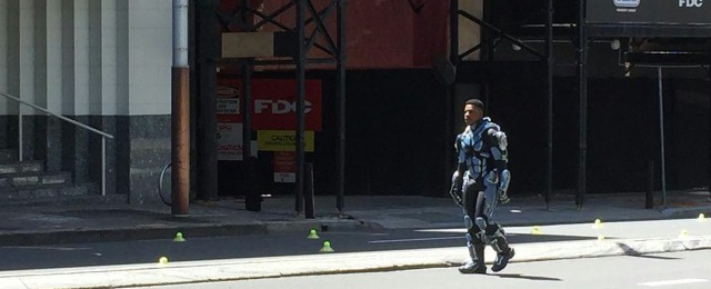 FOTO: John Boyega chodzi i czeka na atak Kaiju