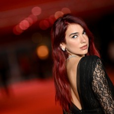 ZŁOTE GLOBY 2024: Dua Lipa, Leto, Hamill i inni - wiemy, kto wręczy statuetki