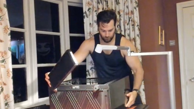 Zobacz, jak Henry Cavill składa gamingowego PC
