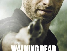 FOTO: Do kogo mierzy Rick Grimes z plakatu "Walking Dead"?