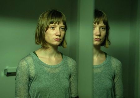 FOTO: Mia Wasikowska na nowym zdjęciu z horroru Davida...