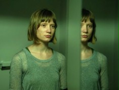 FOTO: Mia Wasikowska na nowym zdjęciu z horroru Davida...