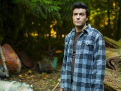 Gwiazdor "The Returned" ukąszonym przez pająka odludkiem