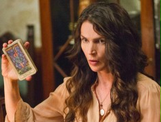 Czarownica z East Endu Julia Ormond u scenarzyst&oacute;w "Klucza do...