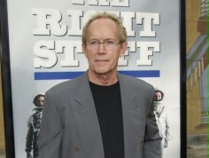 Lance Henriksen jako gangster na tropie