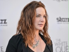 Rebecca Ferguson u boku jeżdżącej pociągiem Emily Blunt