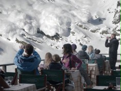 Ruben &Ouml;stlund kręci film o... kwadracie