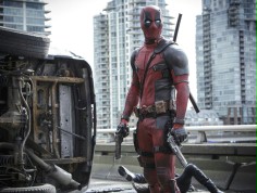 Ryan Reynolds z twarzą Deadpoola udaje Hugh Jackmana