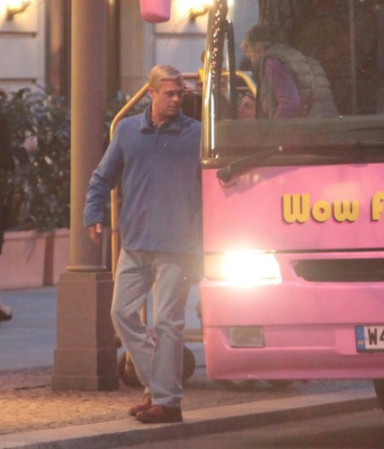 FOTO: Brad Pitt wsiada do różowego autobusu