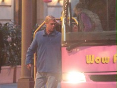 FOTO: Brad Pitt wsiada do r&oacute;żowego autobusu