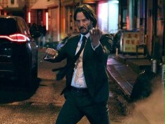 FOTO: Keanu Reeves robi rozr&oacute;bę na planie "Johna Wicka 2"