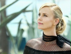 Thriller z Charlize Theron zmienia scenarzyst&oacute;w